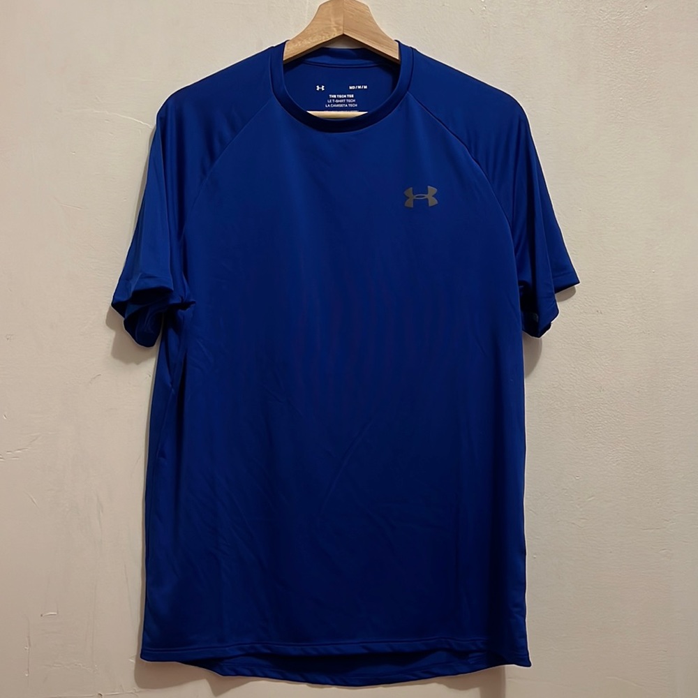 I’m selling a medium under armour shirt
